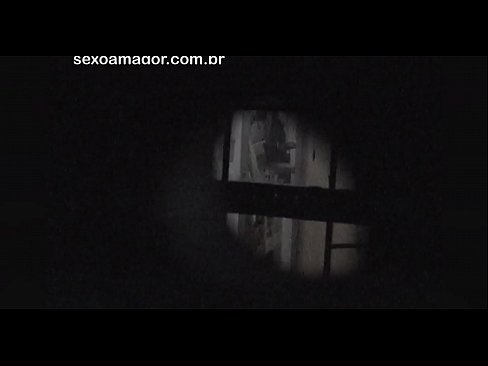 ❤️ Lourinho é secretamente filmado por um voyeur de bairro escondido atrás de tijolos ocos ❤️❌ Porno vídeo em nós