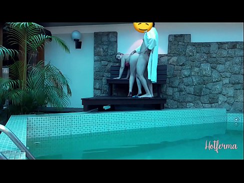 ❤️ Chefe convida empregada para a piscina, mas não conseguiu resistir a um ❤️❌ Porno vídeo em nós