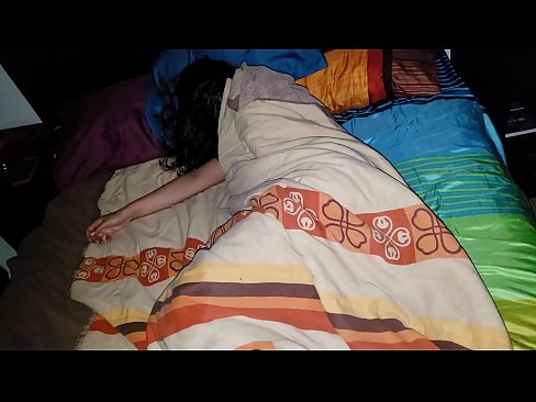 ❤️ Stepson berating sua jovem madrasta enquanto ela dorme. ❤️❌ Porno vídeo em nós