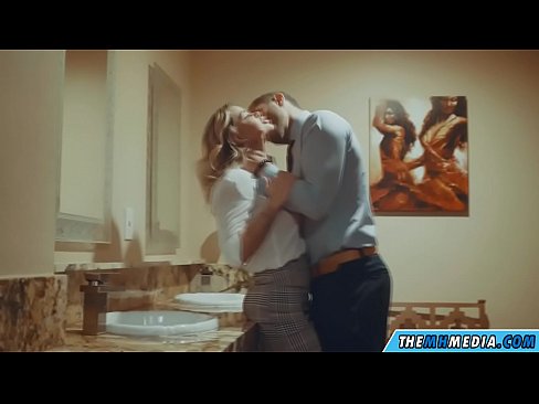 ❤️ Quando uma loira peituda o seduz em um banheiro público ❤️❌ Porno vídeo em nós